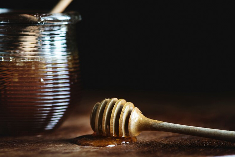 عسل به‌عنوان یک آنتی‌اکسیدان و مرطوب‌کننده غنی شناخته می‌شود.